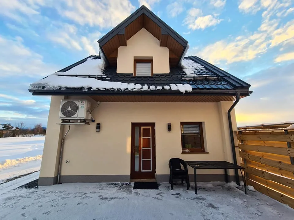 Domek do wynajęcia w Dębnie zimą o zachodzie słońca