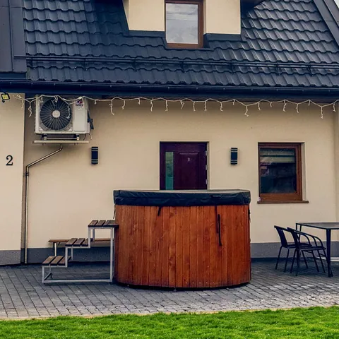 Balia jacuzzi przy domku w Dębnie – opcja dodatkowa